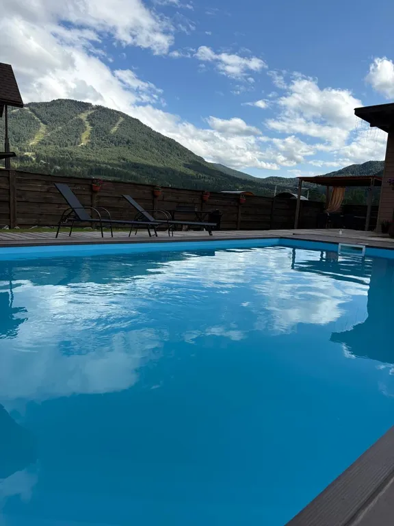 Уютная комната с видом на горы