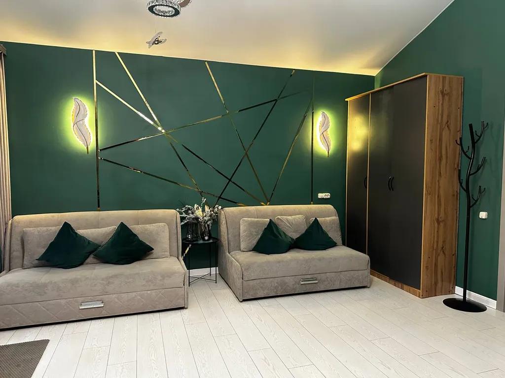 Дом в черте города в лесу