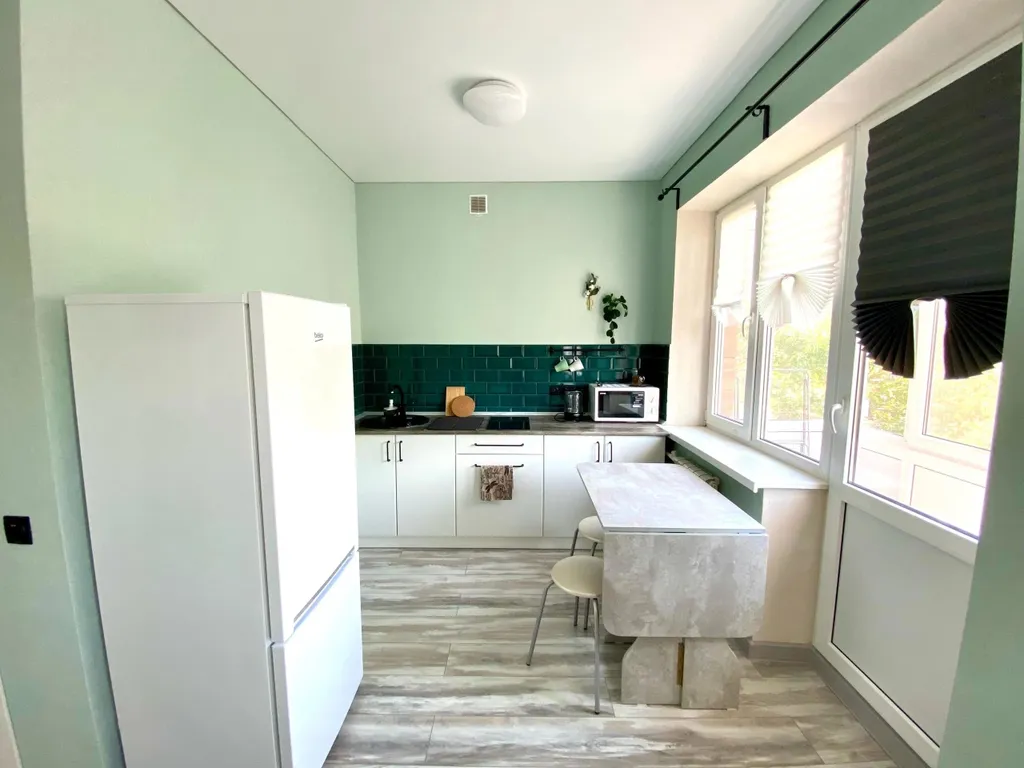 Уютная студия с качелями и видом на тихий зеленый сад