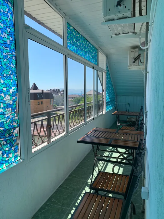 Уютная комната на мансарде с видом на море