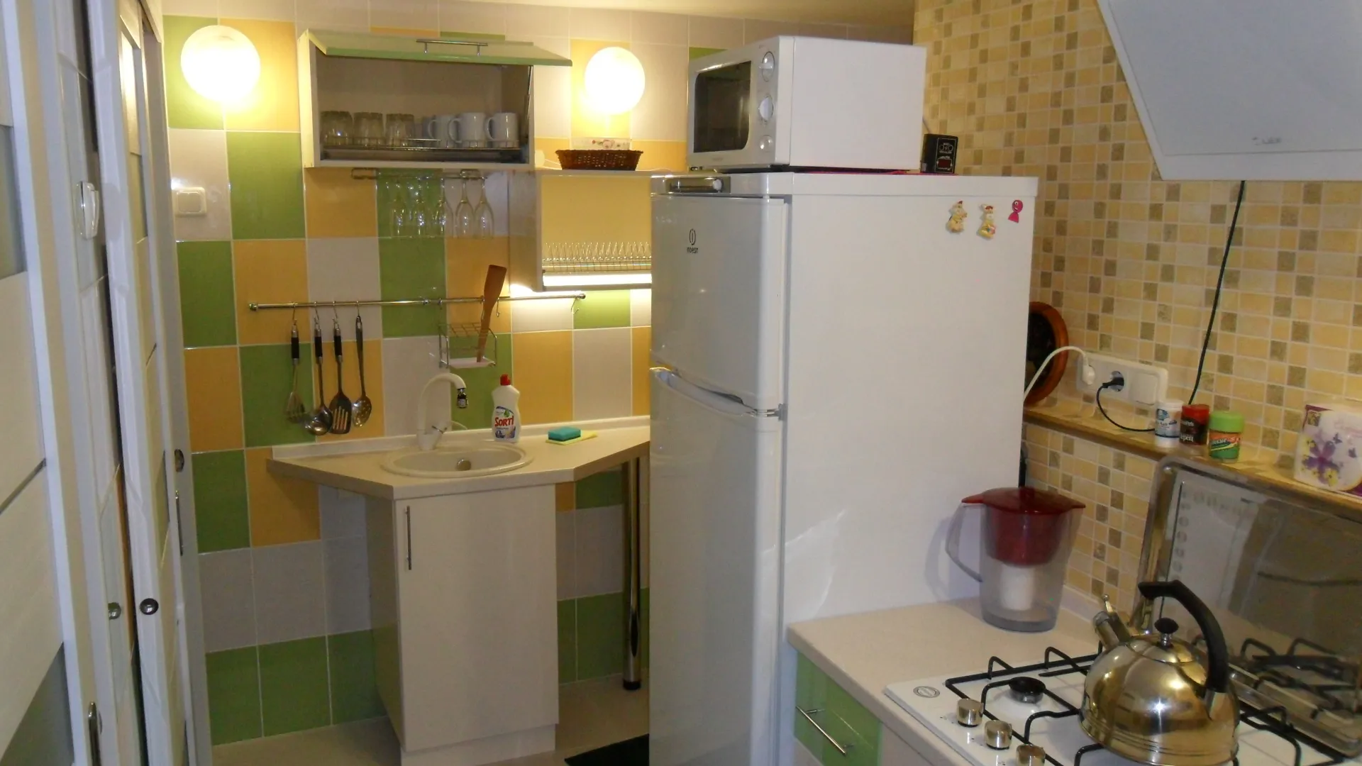 Кухня : газовая плита, холодильник, микроволновка, необходимая посуда и столовые приборы