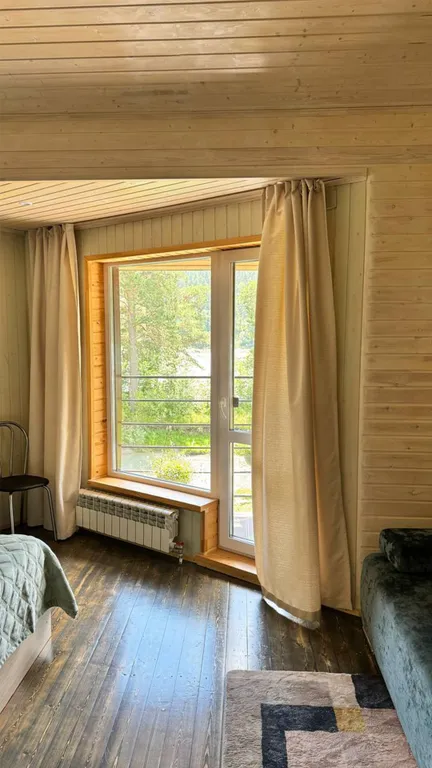 Современная студия на берегу реки