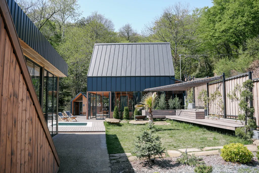 Загородный комплекс с бассейном, баней на дровах и горячим чаном