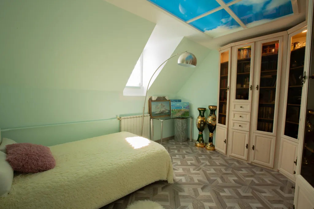 Большой трехэтажный дом