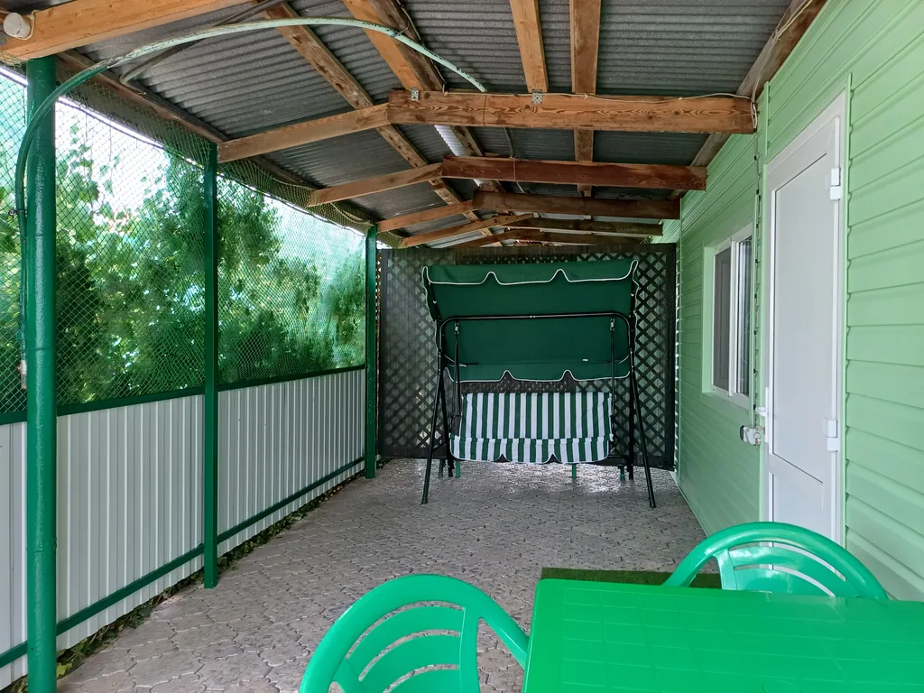 Домик со своей кухней и беседкой