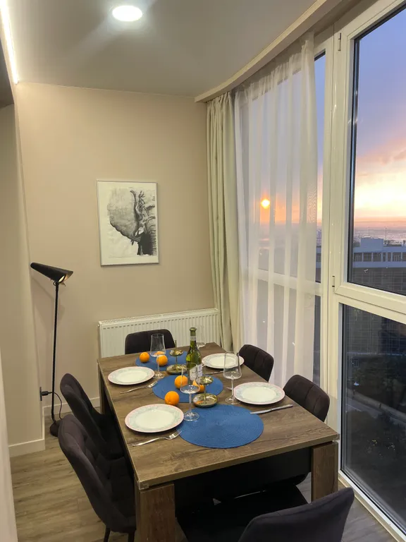 Уютная квартира с видом на морской порт и горы