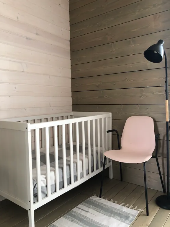 Атмосферный дом с камином около леса