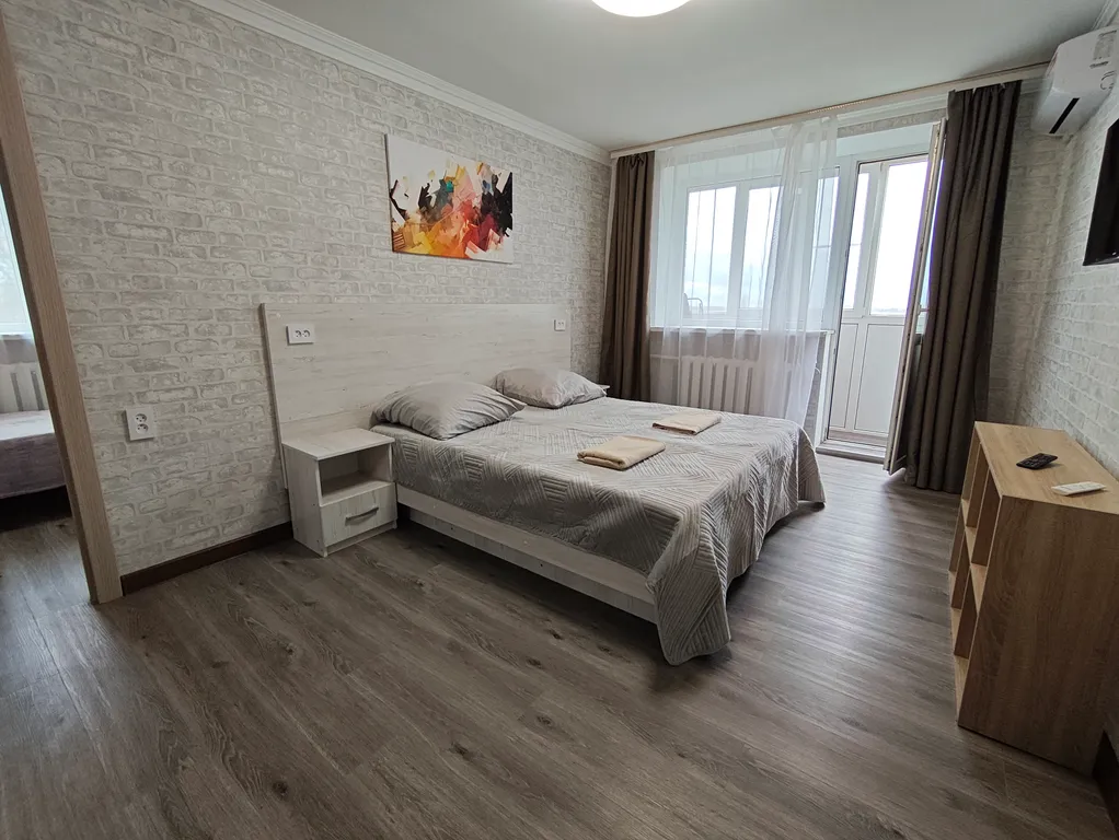 Квартира Просторная двушка с изолированными комнатами — аренда посуточно в Новошахтинск