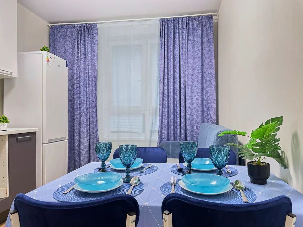 Уютная светлая трешка кухня отдельно, 2 балкона