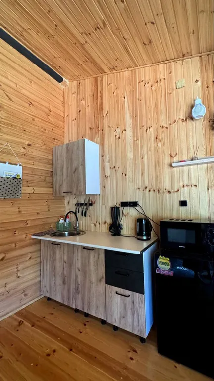 Современные студии на берегу реки