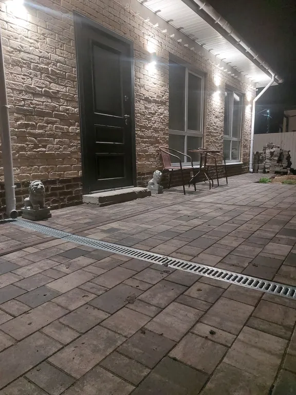 Домик в деревне в окружении леса