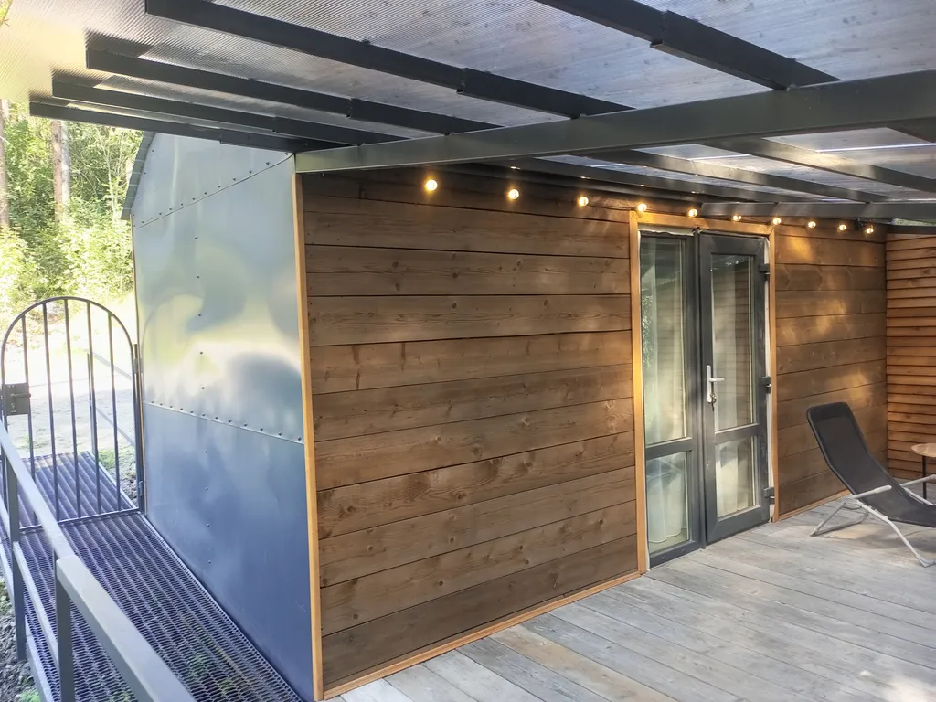 Новые домики среди векового леса на берегу Ладоги