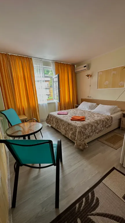 Уютный светлый номер с видом на море или на лес