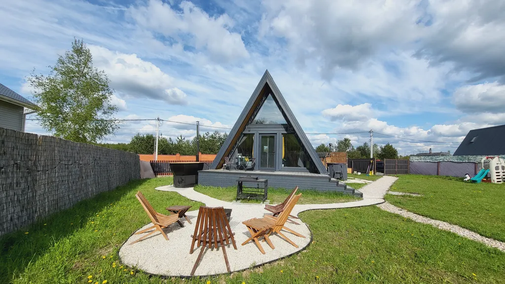 Уютный домик в стиле а-фрейм