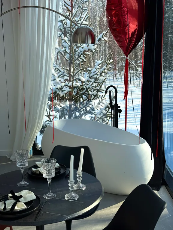 Домик с панорамной ванной в лесу