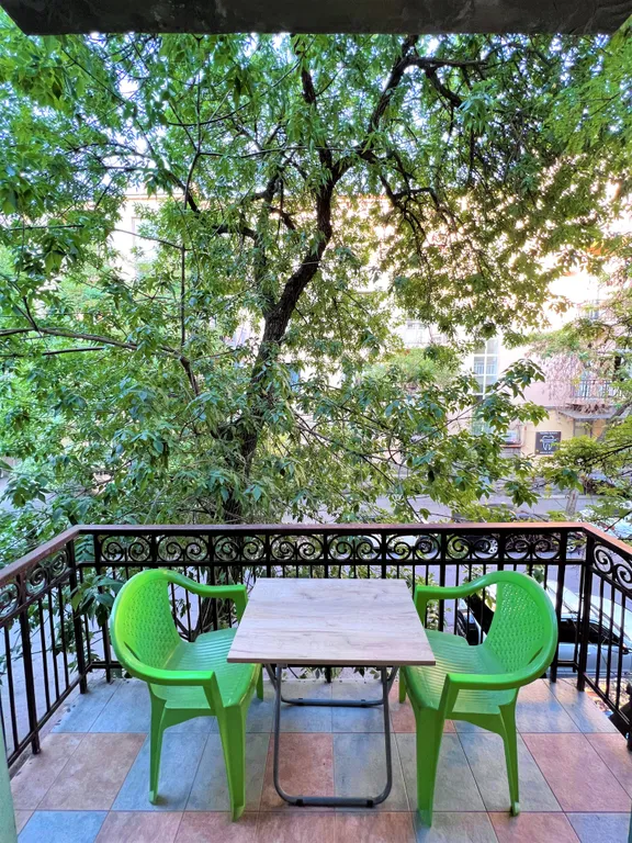 Квартира с балконом у площади Республики и экскурсии с Рубеном