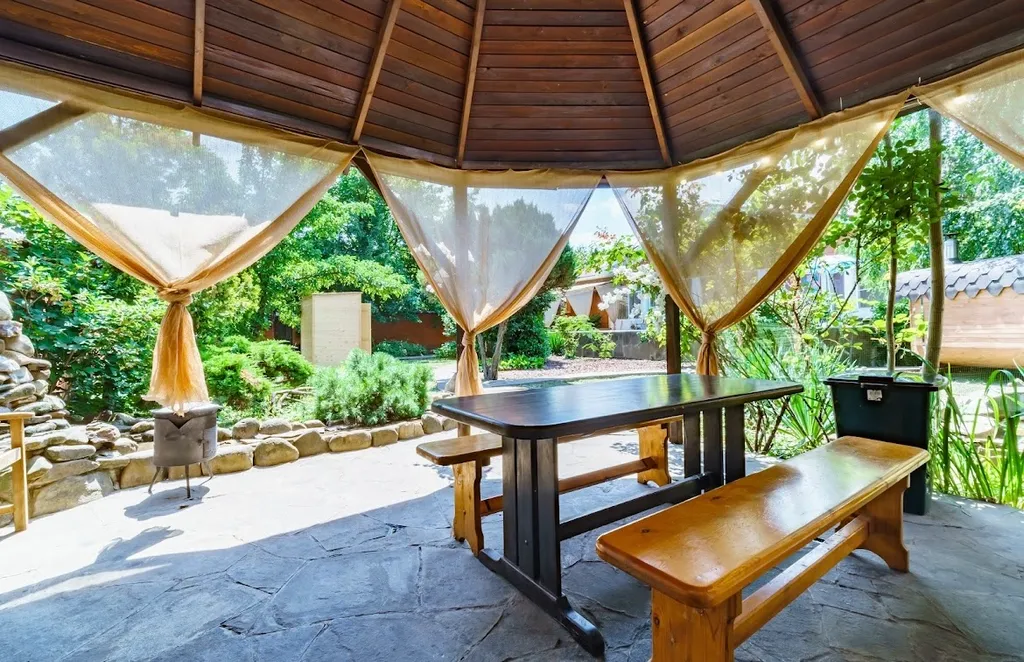 Дом с бассейном у парка Галицкого