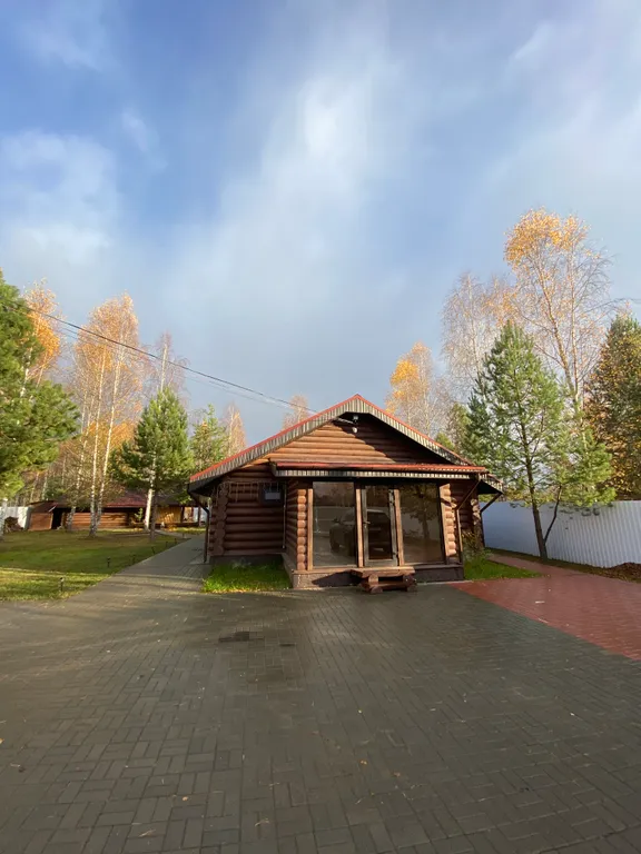 Сказочный дом в лесу