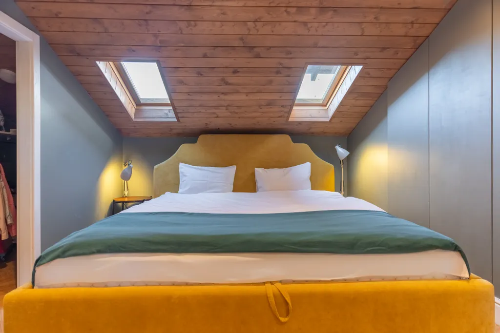 Уютная двухуровневая квартира с камином