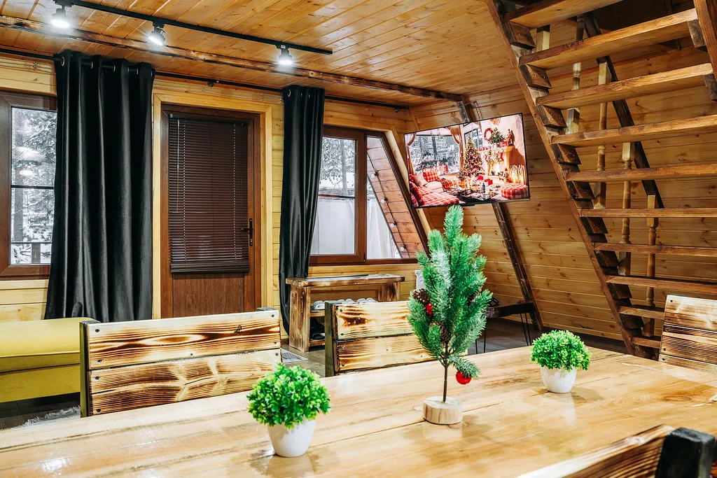 Коттедж в лесу с бассейном