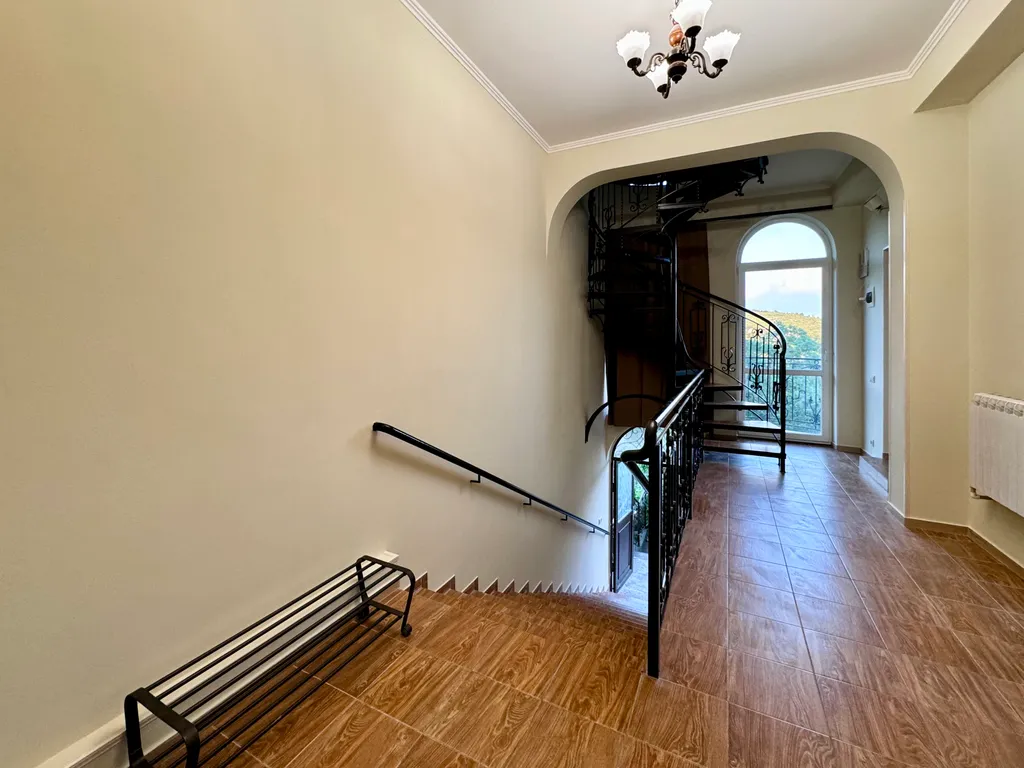 3-этажный дом с садом недалеко от моря