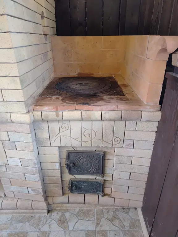 Дом с баней и пирсом на берегу пруда