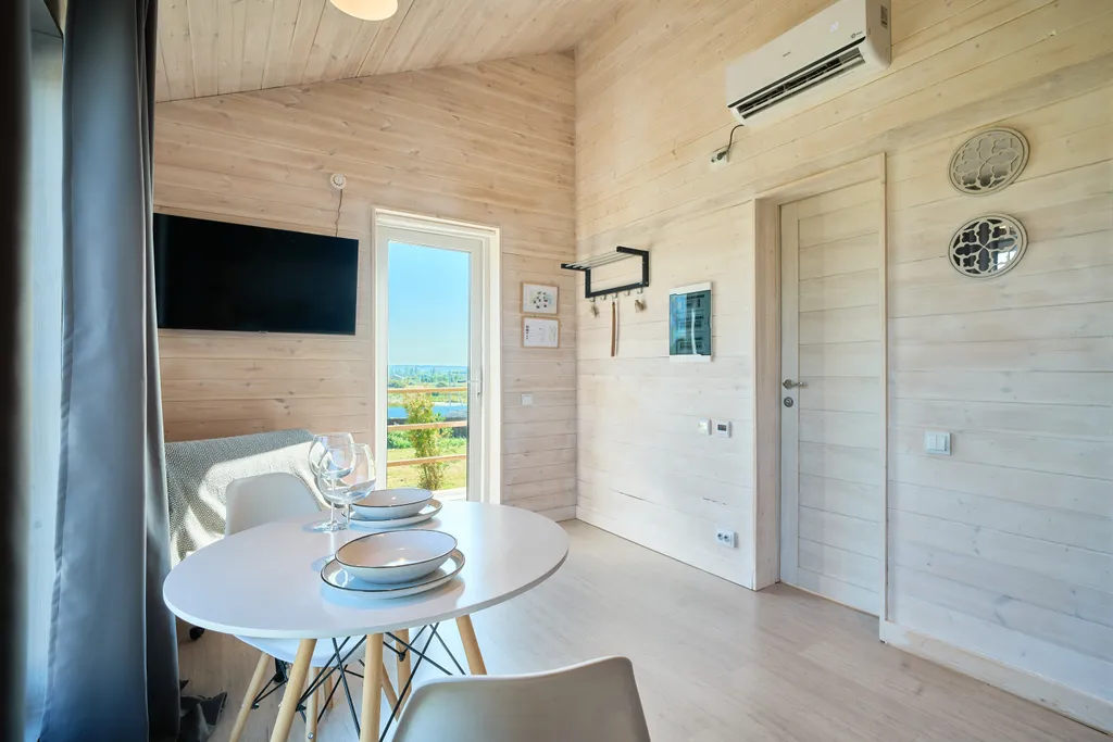 Дом с видом на пруд