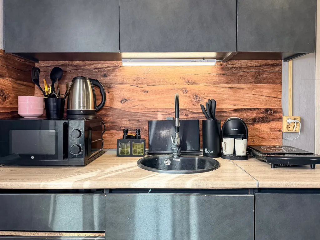 Дом на море в окружении гор