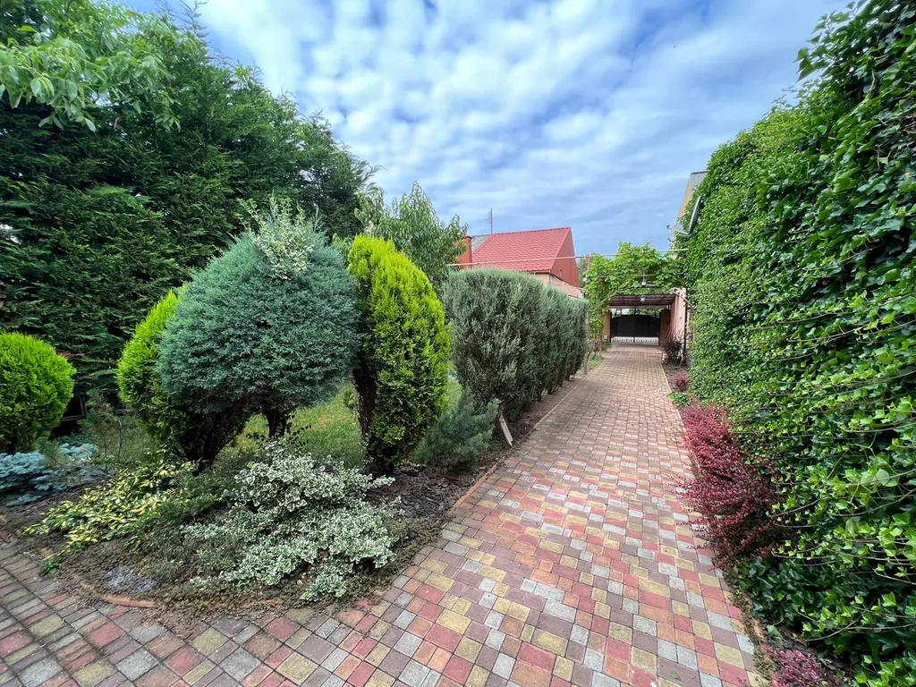 Четырёхкомнатный дом класса люкс в тихом центре