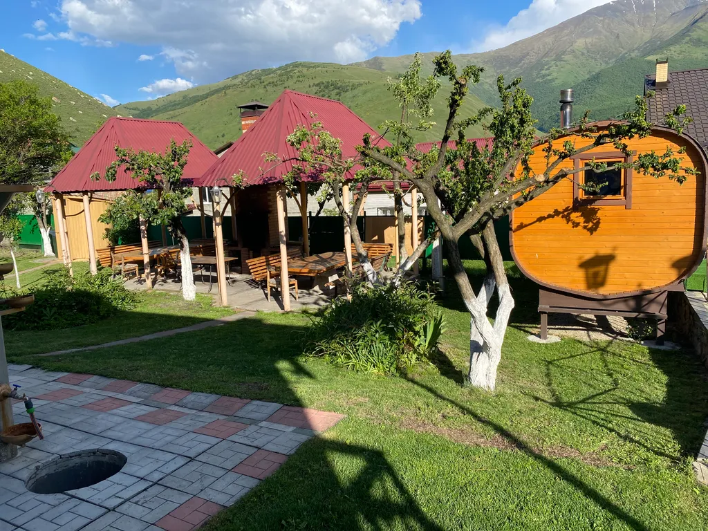 Дом с большим подогреваемым бассейнои, и уютной банькой