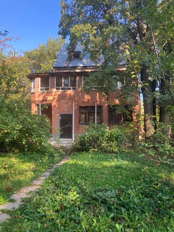 Трёхэтажный коттедж с сауной и бассейном в тихом заливе волги