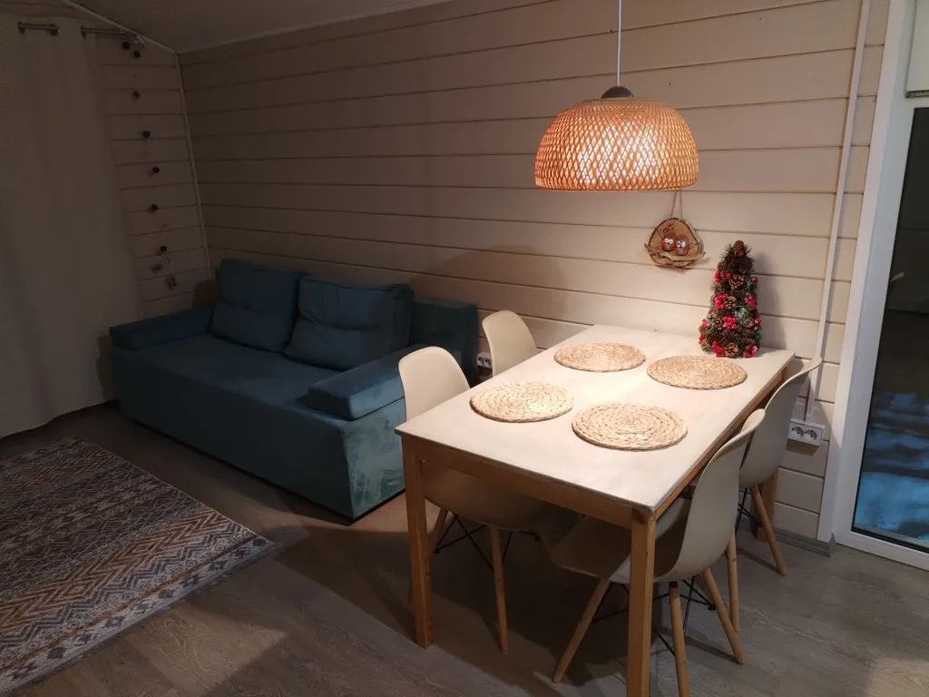 Домик у леса с видом на озеро