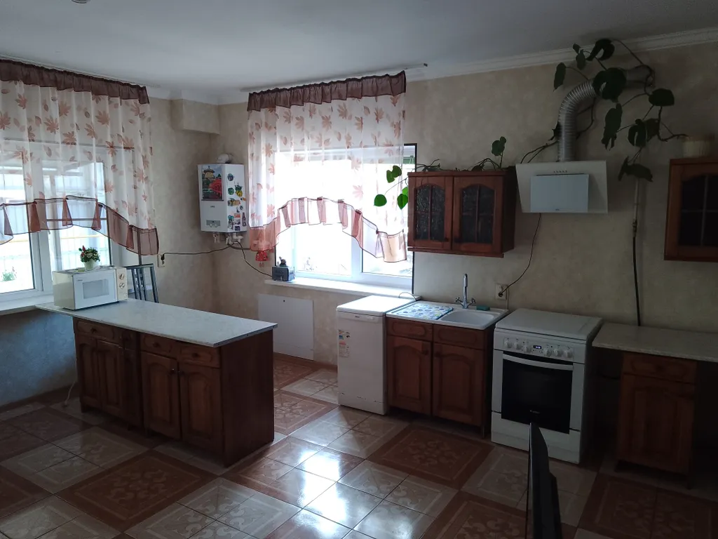 Уютный дом в пригороде с видом на море