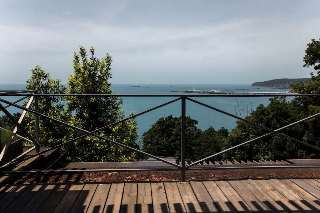 Четырехместный номер с террасой и видом на море.