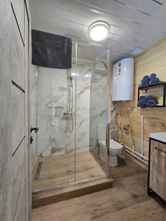 Домик возле озера