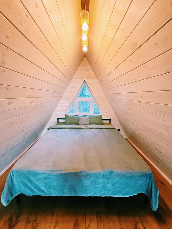 Домик на холме с видом на Байкал