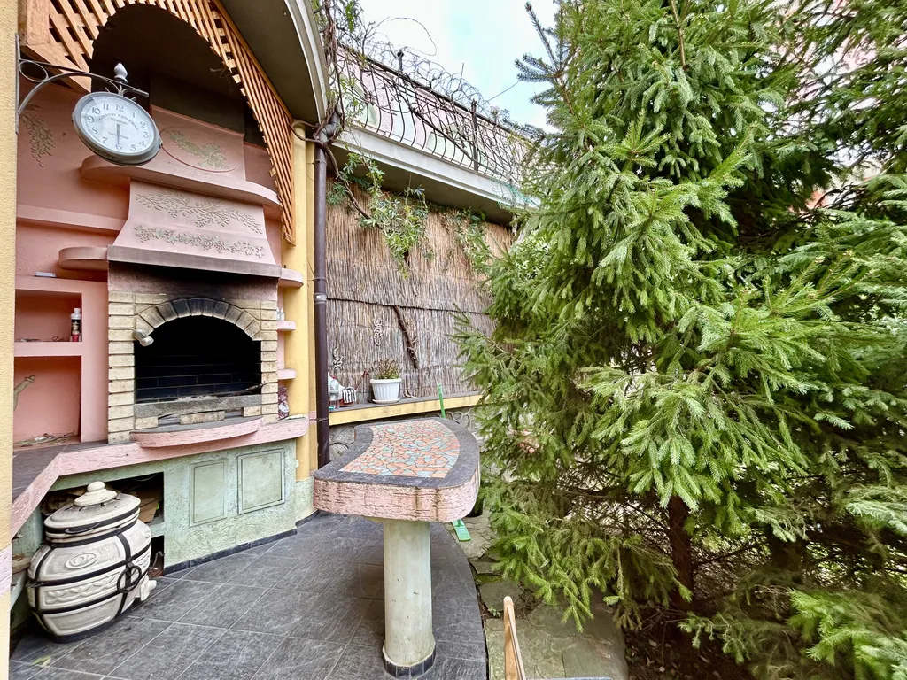 Вилла с бассейном и сауной в центре Ялты