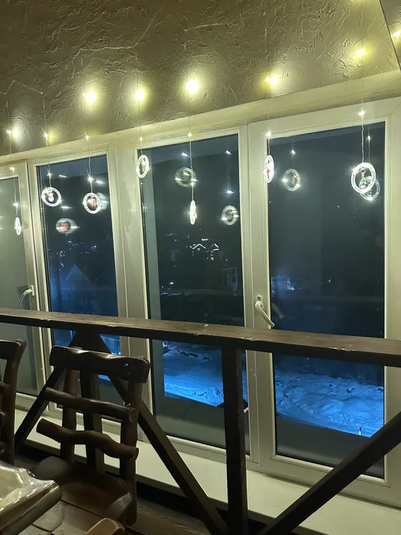 Уютная квартира на мансардном этаже с видом на горнолыжный склон, лес