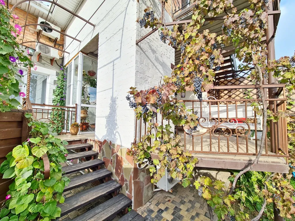 Коттеджу моря: костровая чаша камин детская территория бассейн баттут.