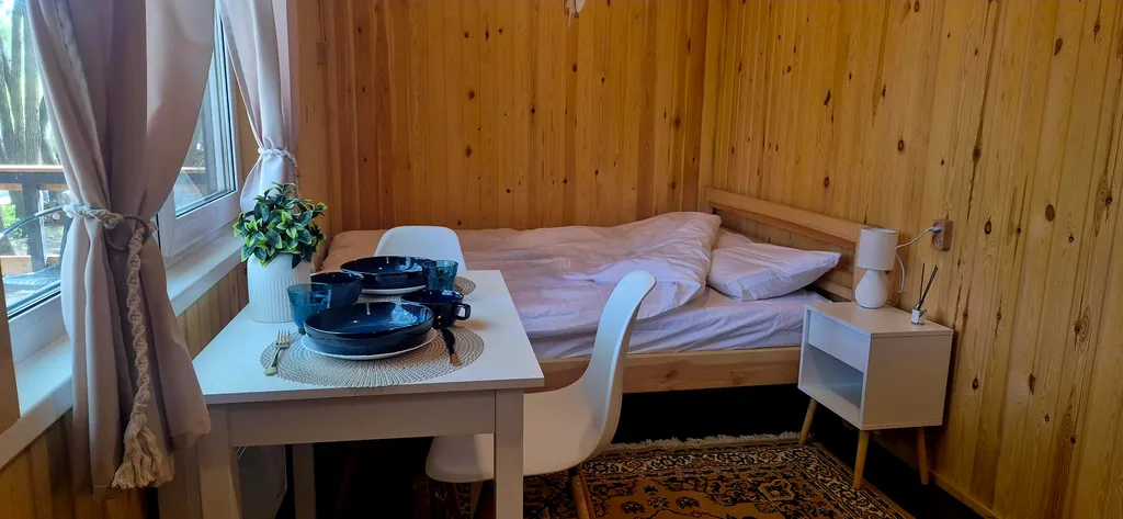 Уютный домик на берегу реки