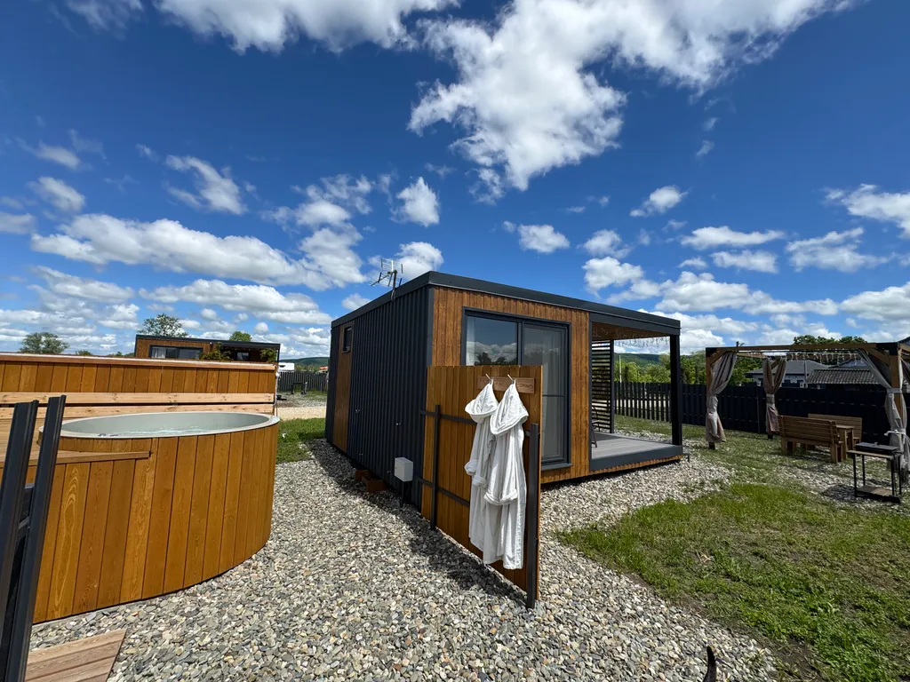 Домик с панорамными окнами и беседкой