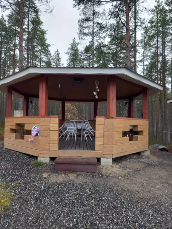 Уютный дом на берегу озера