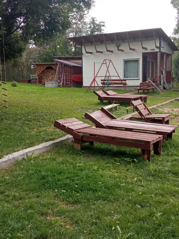 Коттедж Двухэтажный апартамент в доме на берегу озера — Луга