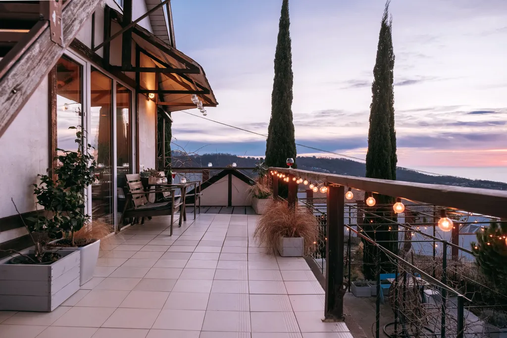 Коттедж Умный дом с кипарисами и видом на море с мансардным этажом — Сочи