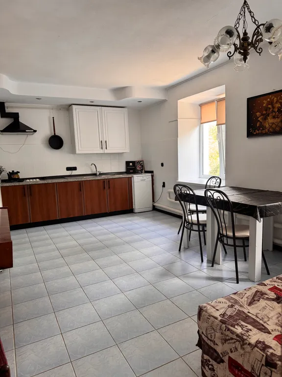 С бассейном рядом с морем