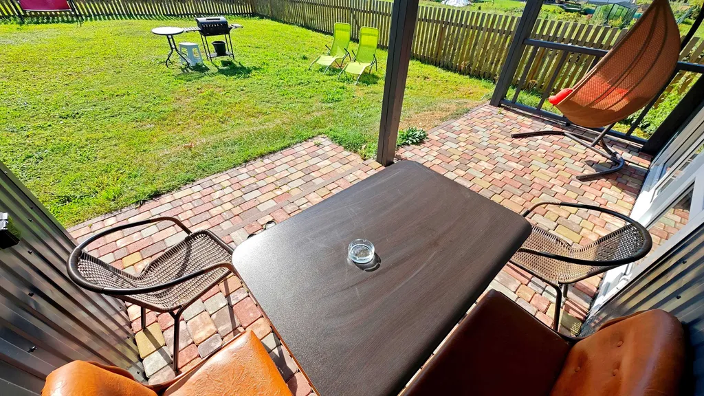 Коричневый домик-студия делюкс с террасой, кондиционером, лужайкой