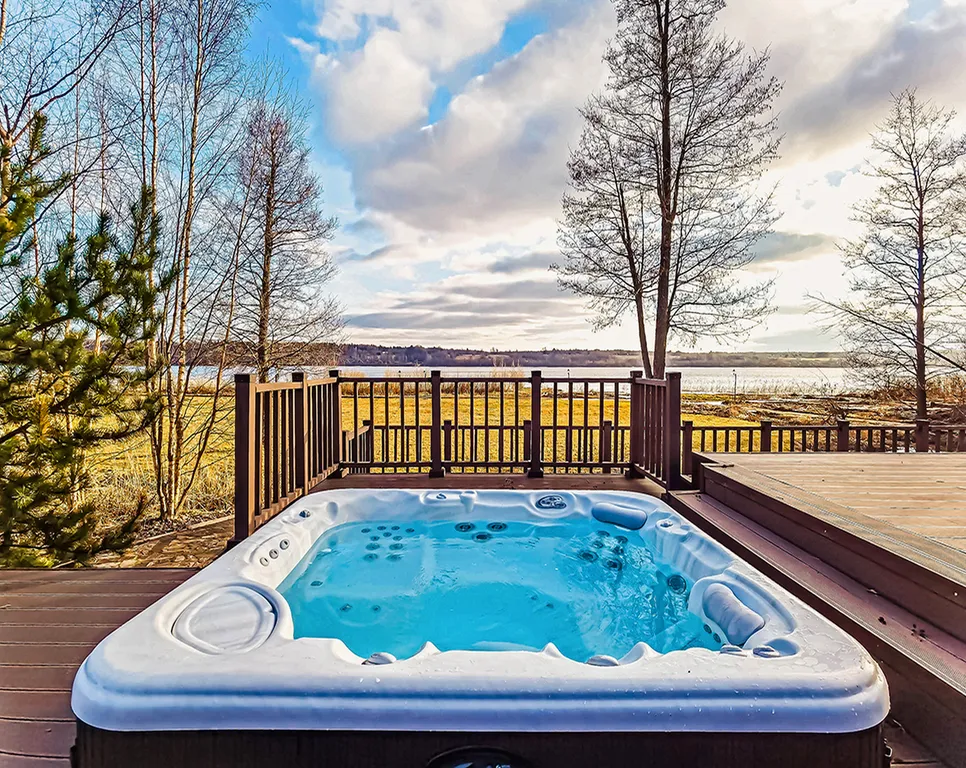 Уютный дом на берегу озера с тёплым бассейном на территории Порт Тихий