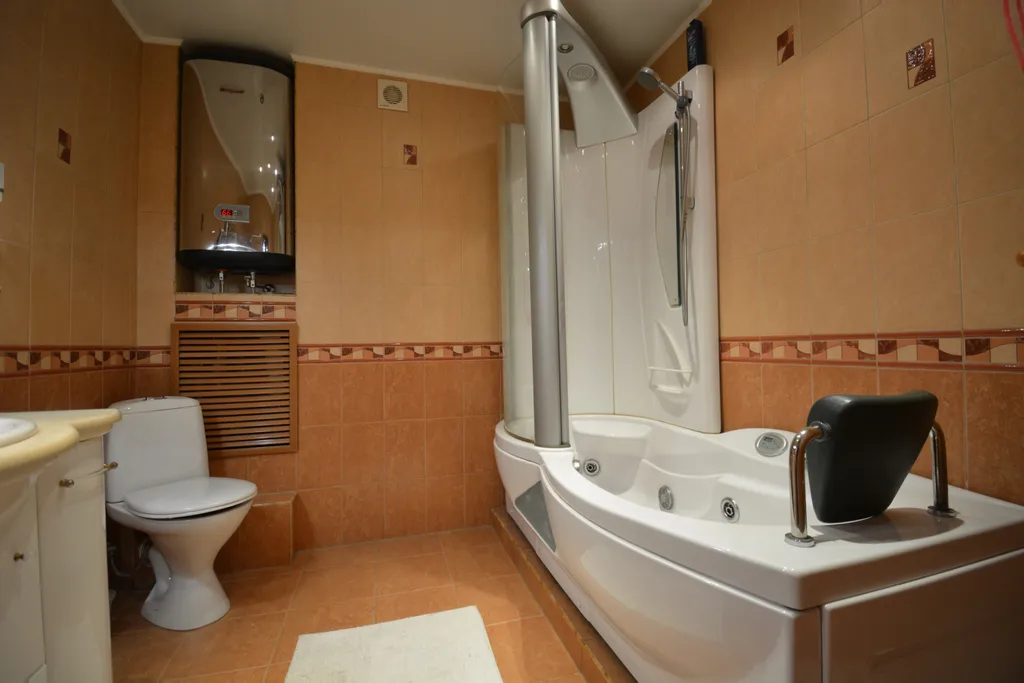 Трёхкомнатная квартира с раздельными комнатами двумя уборными и лифтом