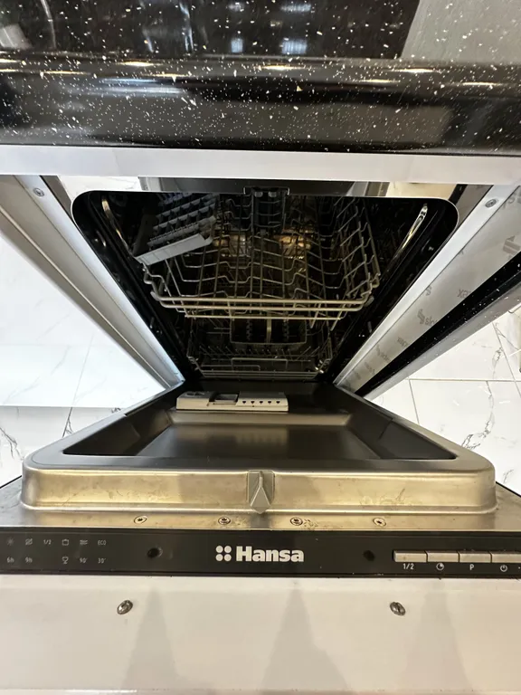 Стильные апартаменты с парящей кроватью и джакузи