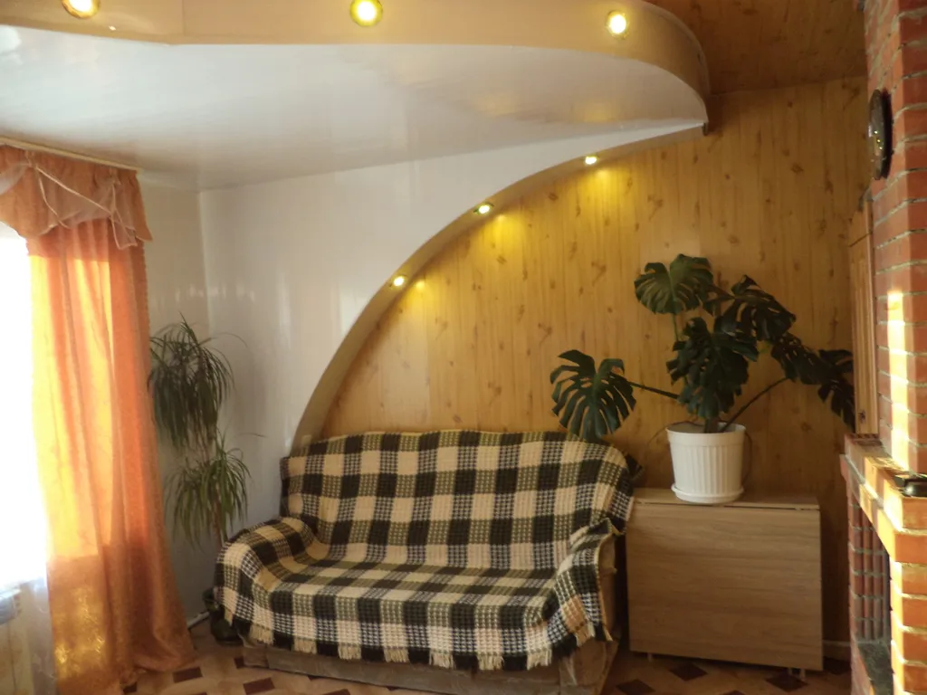 Дом, баня, чан на берегу реки Белой